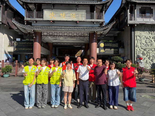 把关怀送到岗位上！bevictor伟德教师赴武陵源景区慰问暑期实习生